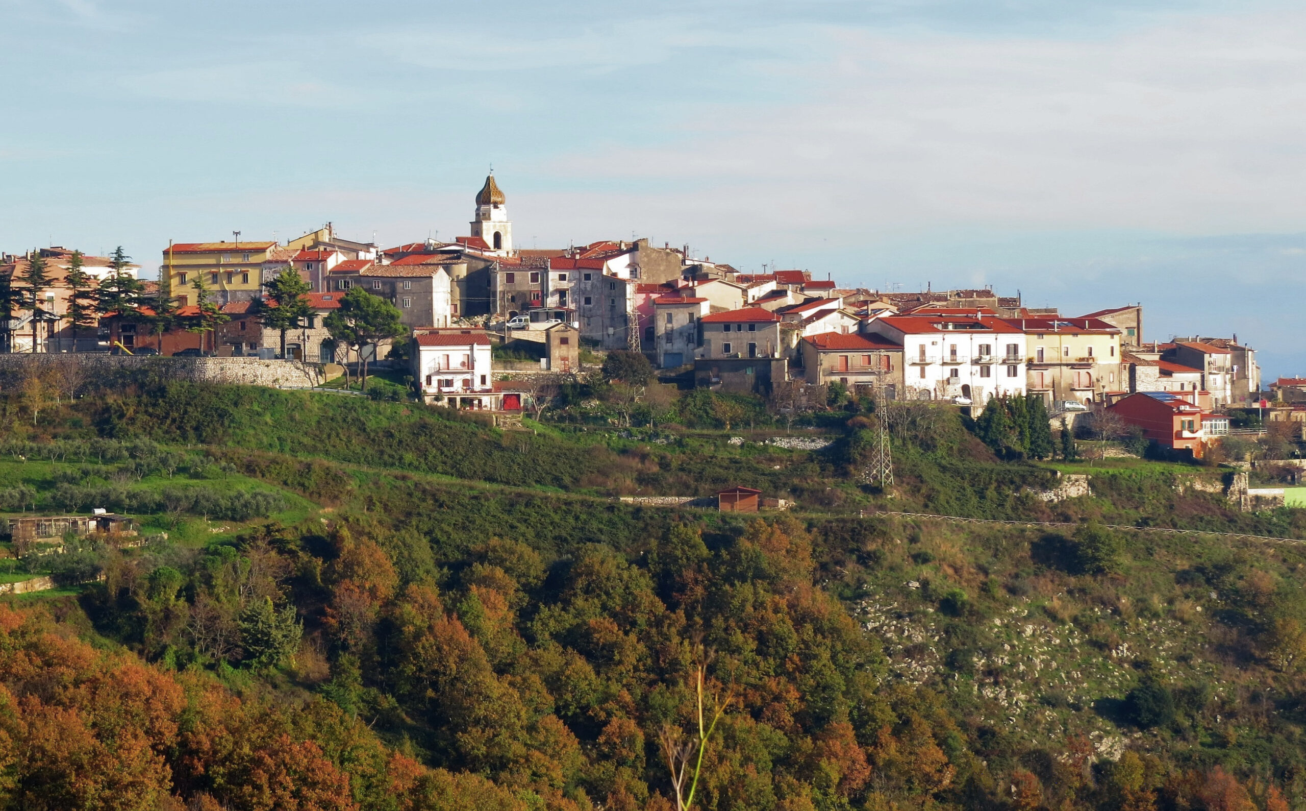 Di Gianfranco Vitolo from Sarno (Sa), Italia - San Lupo, CC BY 2.0, https://commons.wikimedia.org/w/index.php?curid=54506276